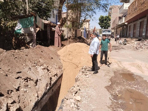 محافظ أسيوط يتابع إحلال وتجديد خط مياه الشرب بجزيرة ساحل سليم واستكمال تطوير شارع التحرير 